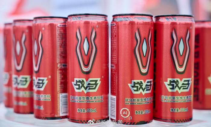 长沙球场青春飞扬，球员驰骋绿茵诠释热爱|奔跑|战马|能量|马力|绿茵场_新浪体育_新浪新闻